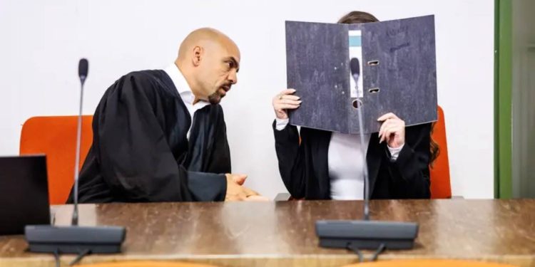 تمت إدانة امرأة عادت من تنظيم الدولة الإسلامية من لونه بالسجن لمدة 14 عامًا